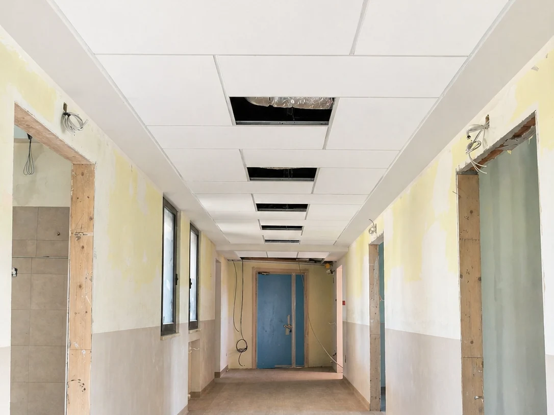Ambiente interno dopo il montaggio del controsoffitto modulare