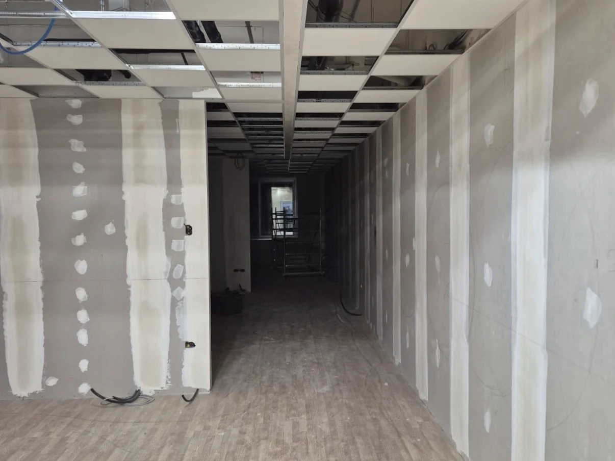Ambiente interno durante i lavori, con struttura del controsoffitto ancora aperta